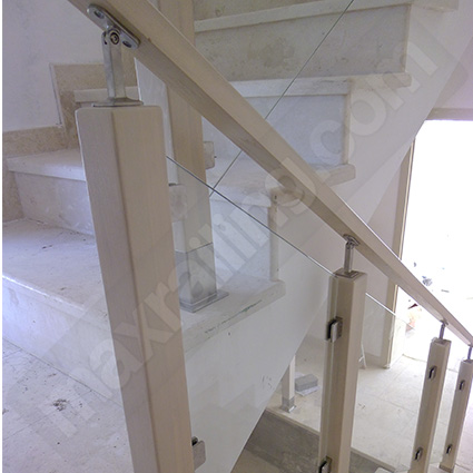 Стъклен парапет